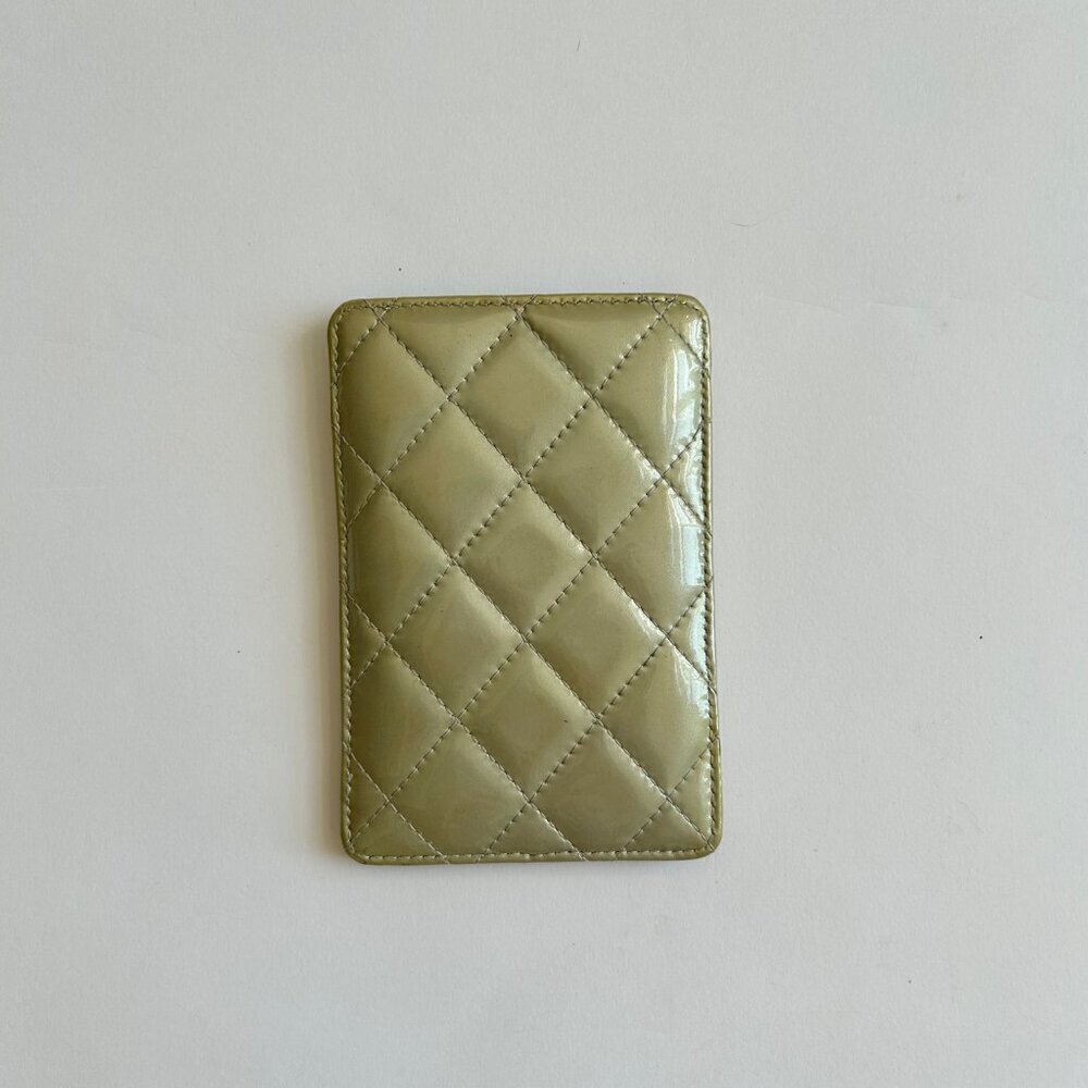 CHANEL PATENT LEATHER QUILTED CC INTERLOCKING LOGO CARD HOLDER - Picture 4 of 7